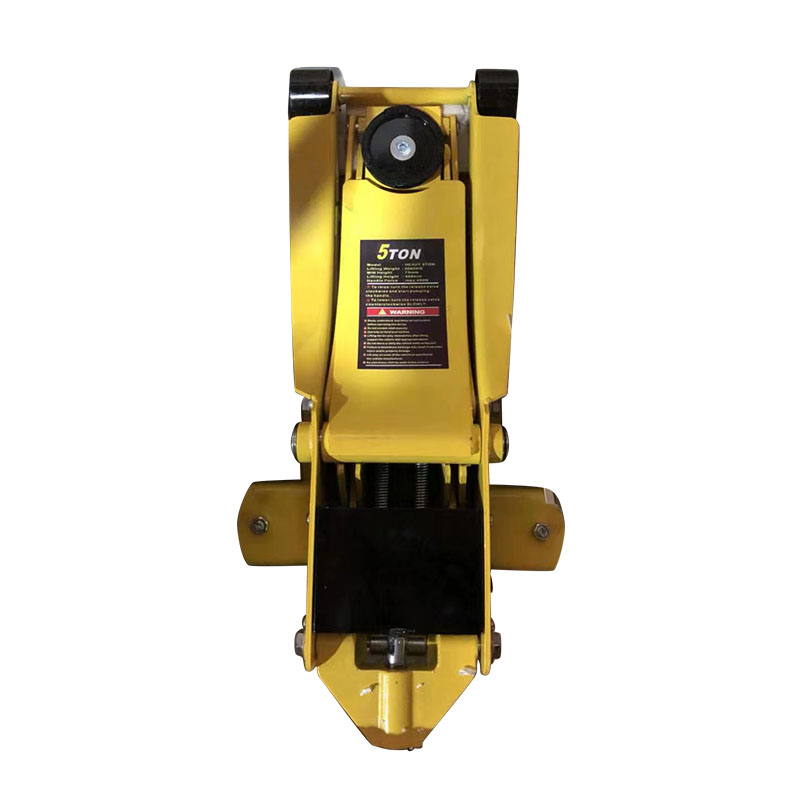 En tant qu'outil couramment utilisé, quelles précautions particulières doivent être prises lors de l'utilisation d'un cric ?